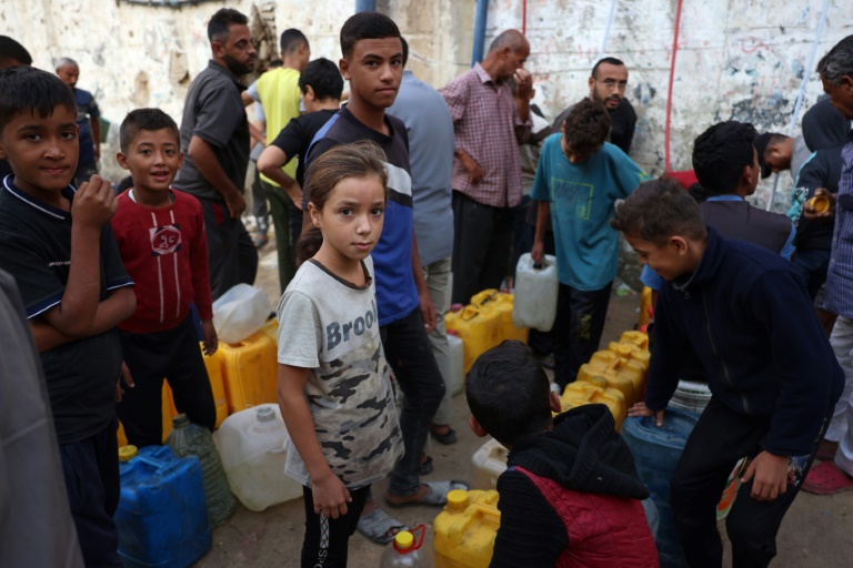 فلسطينيون يقفون في الصف عند نقطة لتوزيع المياه في خان يونس بجنوب قطاع غزة في 17 تشرين الأول/أكتوبر 2024 (ا ف ب)