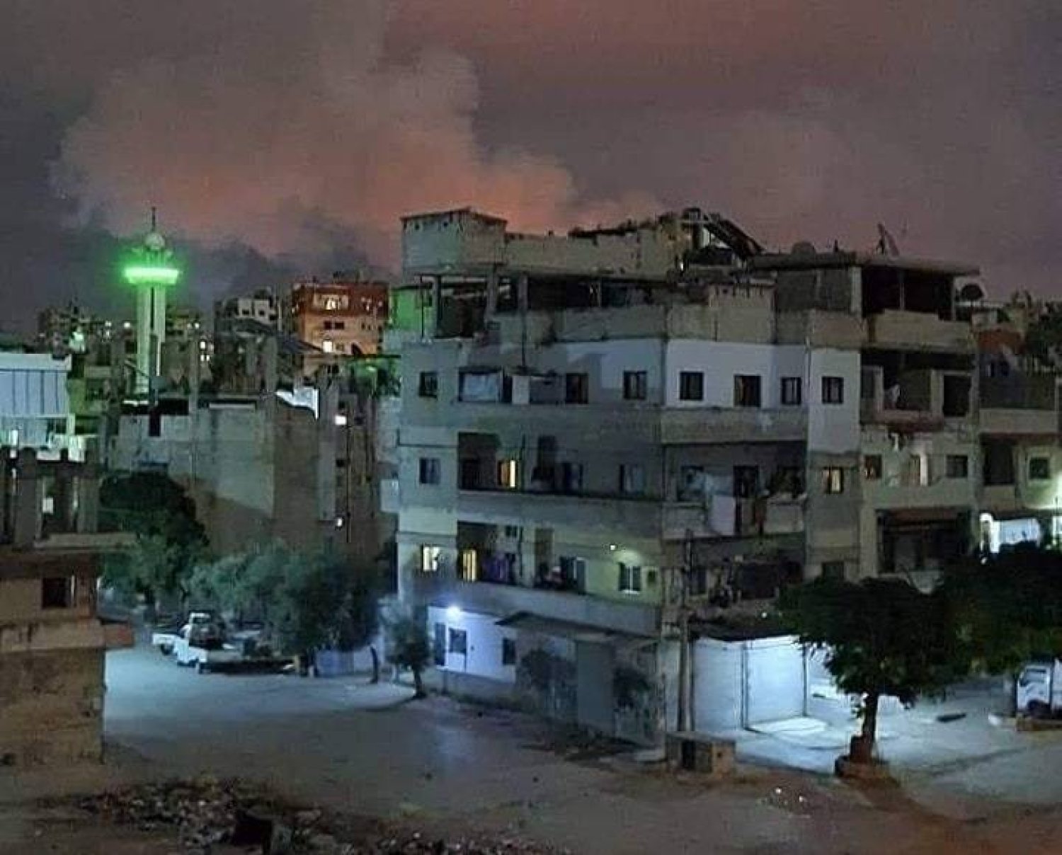 متداولة من مناطق سكنية في اللاذقية وفي الخلفية تبدو النيران في أعقاب القصف الإسرائيلي على مخزن أسلحة لـ«حزب الله» (مواقع التواصل)