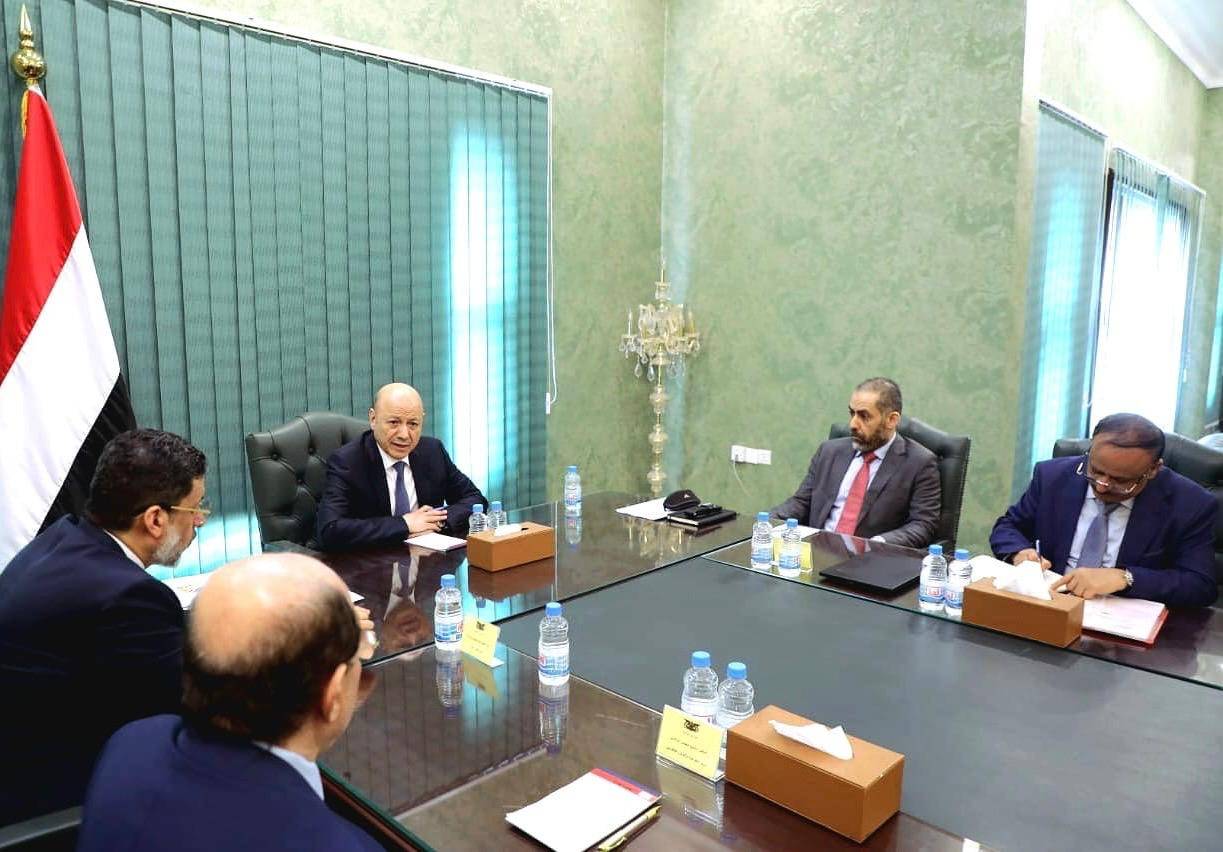 جانب من اجتماع العليمي في عدن مع لجنة الأزمات الاقتصادية والإنسانية (سبأ)