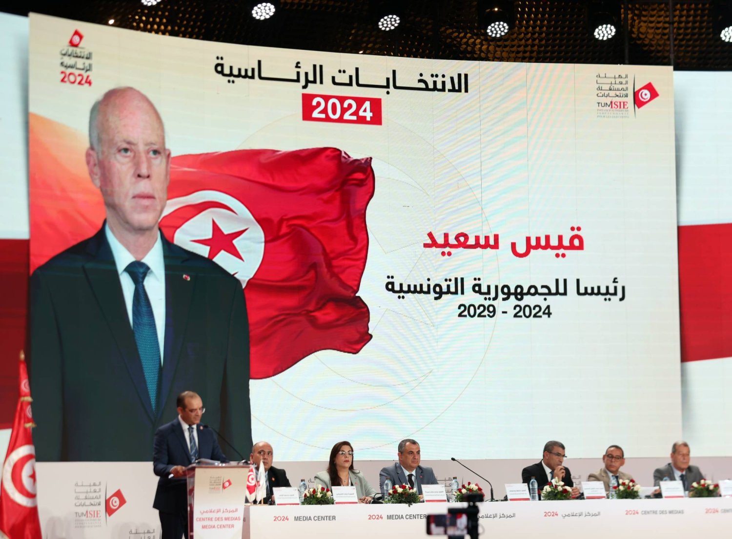 فاروق بوعسكر رئيس هيئة الانتخابات خلال الإعلان عن فوز الرئيس سعيّد بالانتخابات الرئاسية (أ.ف.ب)