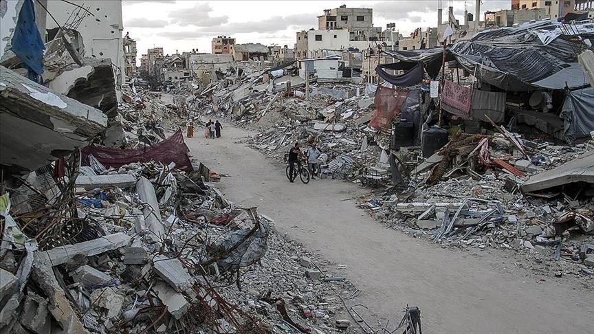 محاصرين وجوعى.. مجزرة إسرائيلية ضد نازحين فلسطينيين في مدرسة بجباليا (الأناضول)