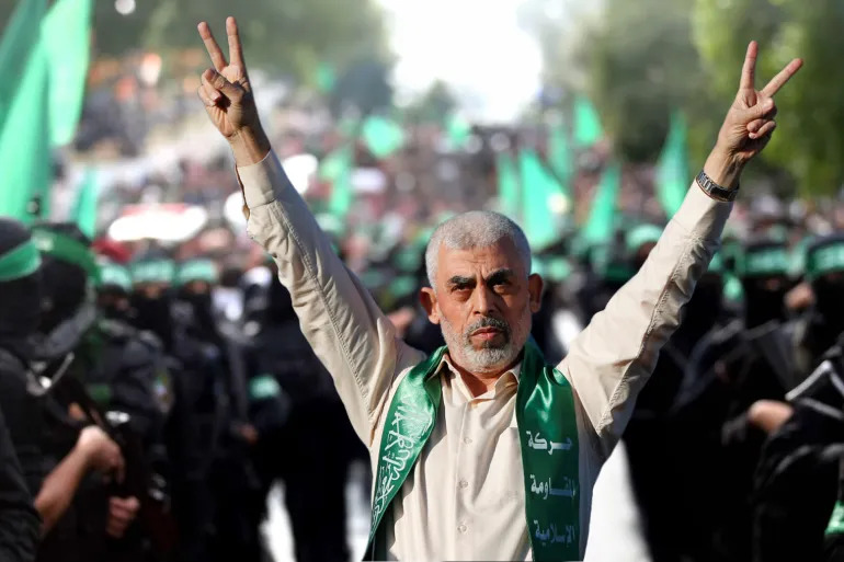 السنوار الذي أقض مضاجع قادة الاحتلال وشعبه وحلفائهم أبى إلا أن يستمر في مهمته حتى، وهو عند ربه شهيدًا (الجزيرة)