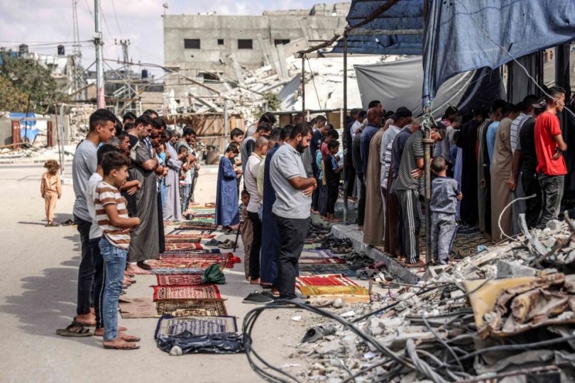 أدى مئات الفلسطينيين صلاة الغائب في أحد المساجد المدمرة جزئيا في خان يونس (اعلام فلسطيني)