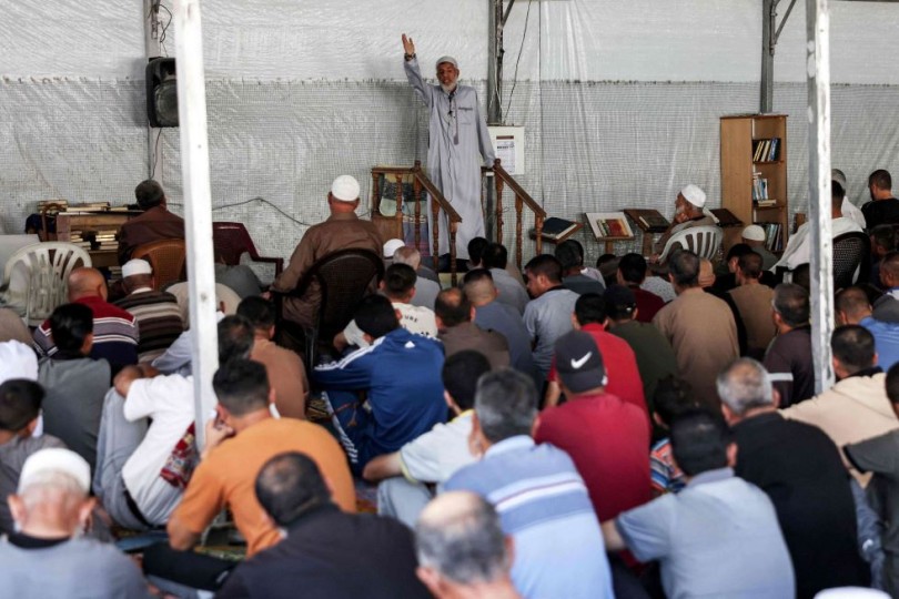 أدى مئات الفلسطينيين صلاة الغائب في أحد المساجد المدمرة جزئيا في خان يونس (اعلام فلسطيني)