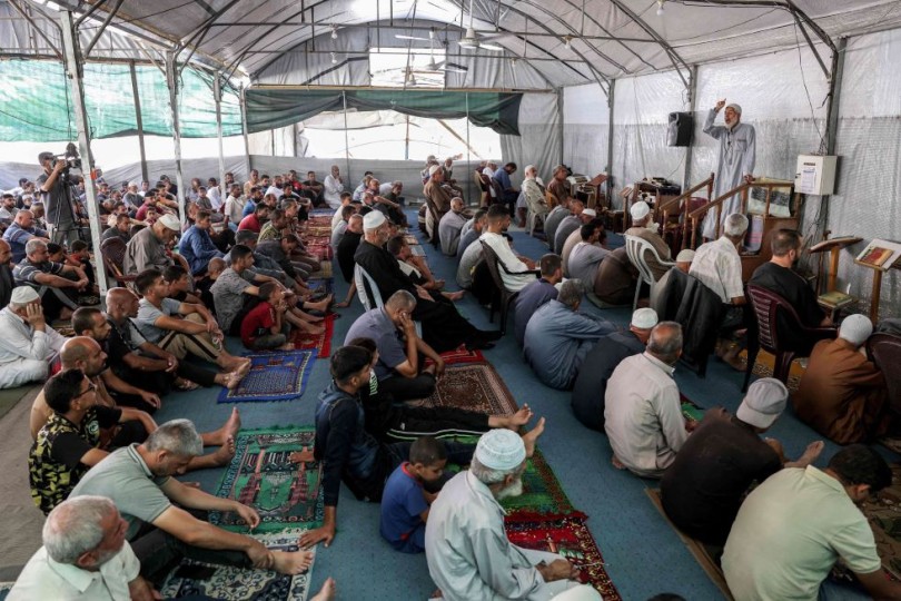 أدى مئات الفلسطينيين صلاة الغائب في أحد المساجد المدمرة جزئيا في خان يونس (اعلام فلسطيني)