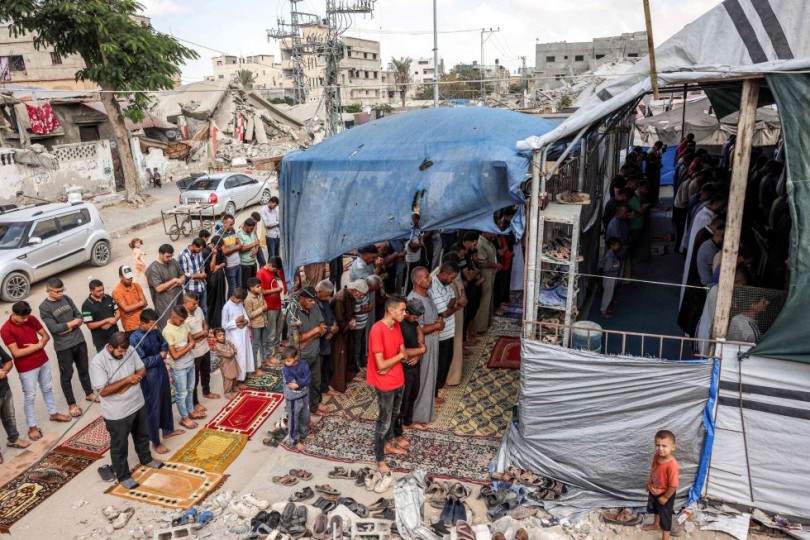 أدى مئات الفلسطينيين صلاة الغائب في أحد المساجد المدمرة جزئيا في خان يونس (اعلام فلسطيني)