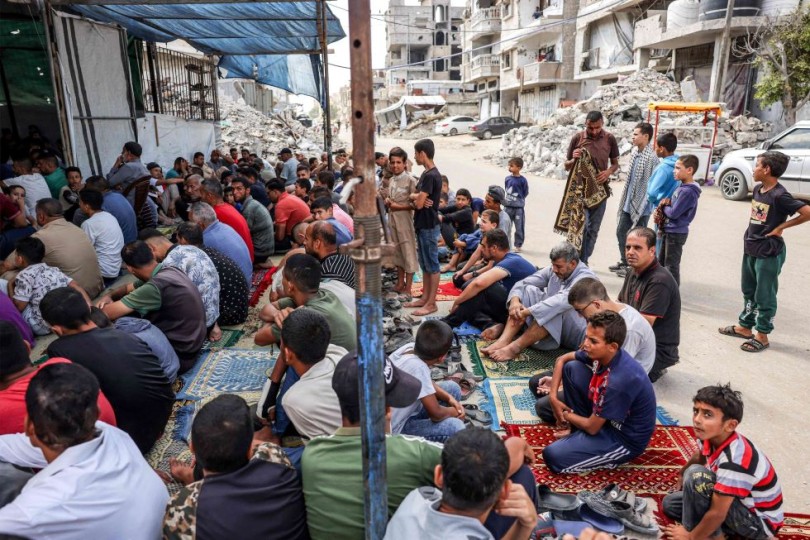 أدى مئات الفلسطينيين صلاة الغائب في أحد المساجد المدمرة جزئيا في خان يونس (اعلام فلسطيني)