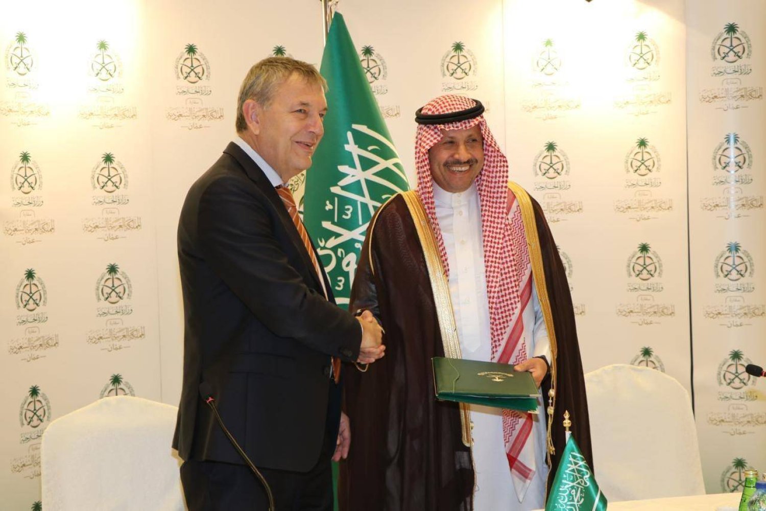 السفير السعودي نايف السديري يسلِّم الشيك لفيليب لازاريني مفوض عام الوكالة (واس)