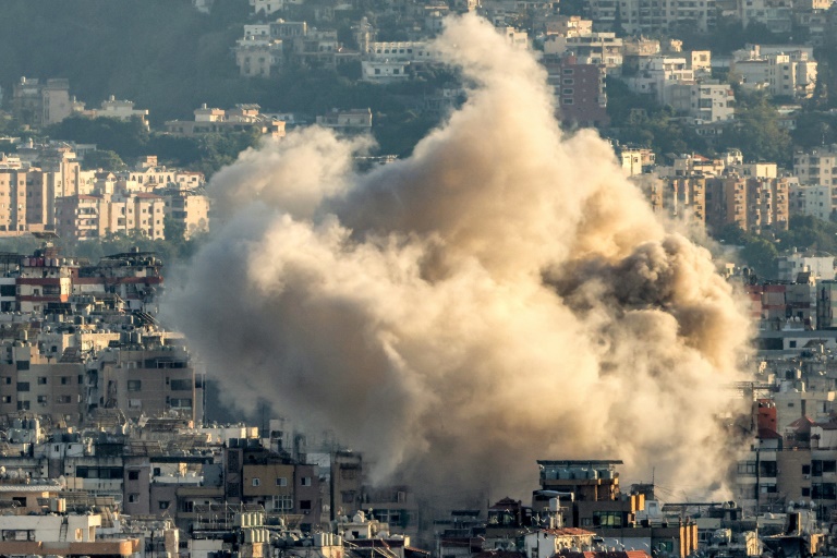 سحابة من الغبار اثر غارة اسرائيلية على ضاحية بيروت الجنوبية في 19 تشرين الاول/اكتوبر 2024 (ا ف ب)