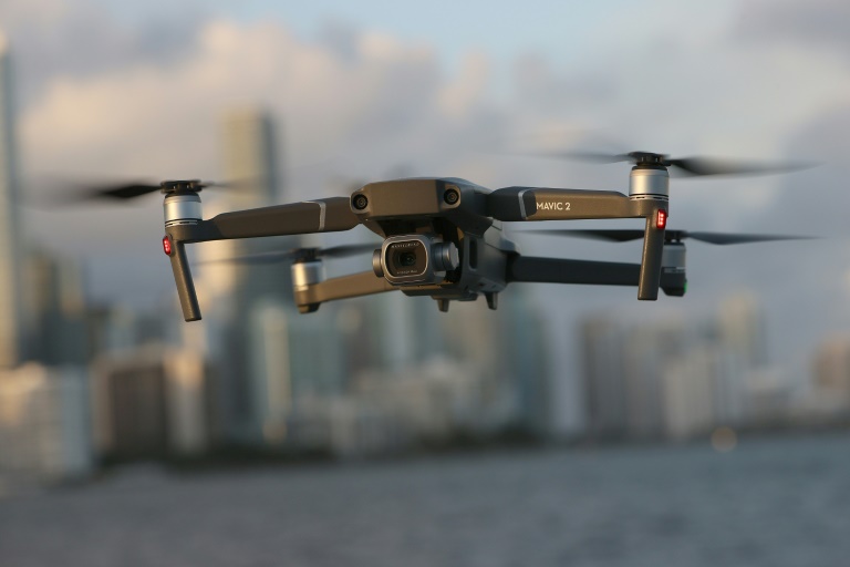 طائرة بدون طيار من إنتاج شركة "دي جي آي" DJI الصينية المهيمنة على السوق العالمية، في ميامي، فلوريدا، في 15 كانون الأول/ديسمبر 2021 (ا ف ب)