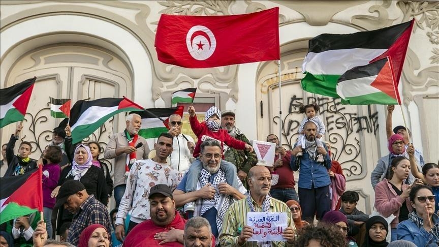 عشرات الصحفيين التونسيين في العاصمة تونس، الجمعة، تضامنا مع زملائهم في فلسطين (الأناضول)