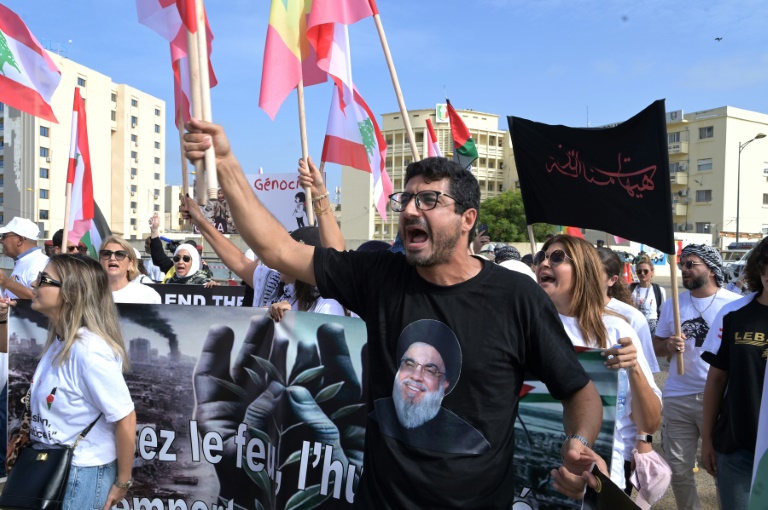 متظاهرون احتشدوا في دكار في مسيرة من أجل السلام والعدالة في لبنان وغزة في 19 تشرين الأول/أكتوبر 2024 (ا ف ب)