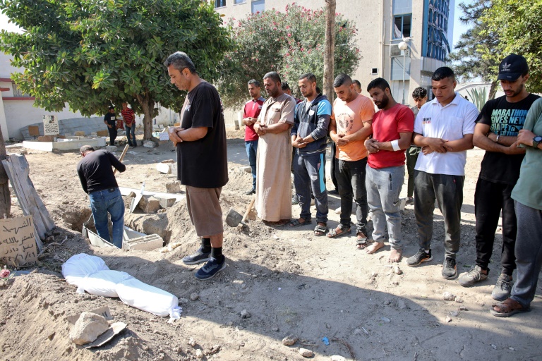أهالي يصلون على جثمان الطفلة سما الدبس (10 أعوام) التي قتلت جراء قصف الجيش الإسرائيلي مخيم جباليا شمال قطاع غزة، في 18 تشرين الأول/أكتوبر 2024 (أ ف ب)