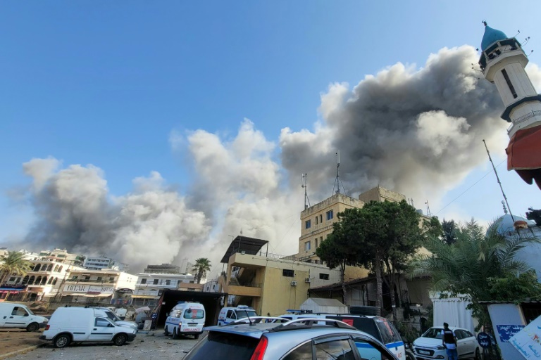 غارة إسرائيلية على مبنى بالنبطية في جنوب لبنان خلفت قتلى وجرحى (أ ف ب)