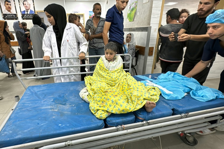 طفل يتلقى العلاج في مستشفى كمال عدوان بعد غارة إسرائيلية استهدفت بيت لاهيا في شمال قطاع غزة في 20 تشرين الأول/أكتوبر 2024 (ا ف ب)