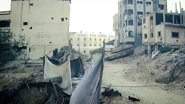 مشهد انفجار شديد أصاب الدبابة بعد خروجها من أحد الشوارع الضيقة (لقطة شاشة)