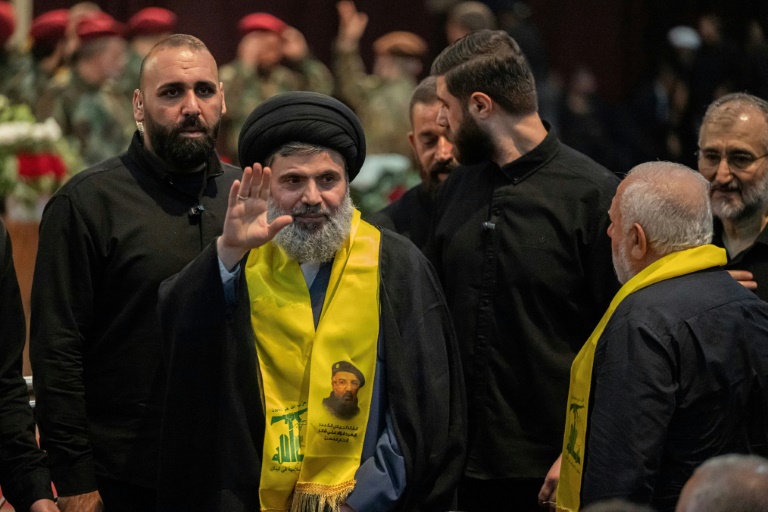 رئيس المجلس التنفيذي في حزب الله هاشم صفي الدين خلال مشاركته في تشييع القيادي العسكري فؤاد شكر في الضاحية الجنوبية لبيروت في الأول من آب/أغسطس 2024 (أ ف ب)