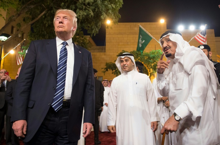صورة وزعها الديوان الملكي السعودي في 20 أيار/مايو 2017 تظهر الرئيس الأميركي دونالد ترامب (يسار) والعاهل السعودي الملك سلمان بن عبد العزيز يصلان لمأدبة عشاء في قصر المربع في الرياض (أ ف ب)
