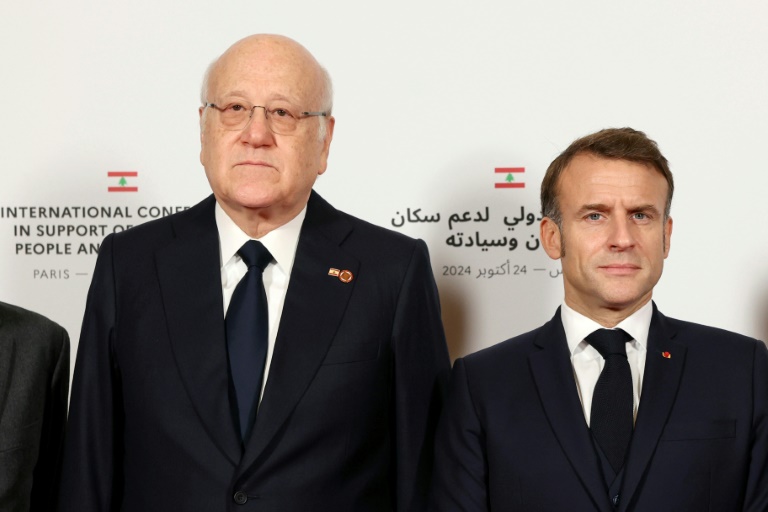 رئيس الوزراء اللبناني نجيب ميقاتي والرئيس الفرنسي إيمانويل ماكرون خلال المؤتمر الدولي حول لبنان في باريس في24 تشرين الأول/أكتوبر2024 (أ ف ب)
