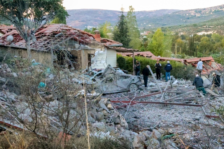 دمار في موقع غارة إسرائيلية أدت الى مقتل ثلاثة صحافيين في بلدة حاصبيا في جنوب لبنان في 25 تشرين الأول/أكتوبر 2024 (أ ف ب)