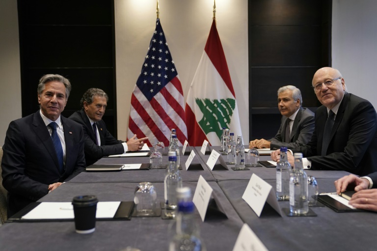 رئيس الوزراء اللبناني نجيب ميقاتي (الى اليمين) ووزير الخارجية الأميركي أنتوني بلينكن خلال لقائهما في لندن في 25 تشرين الأول/أكتوبر 2024 (أ ف ب)