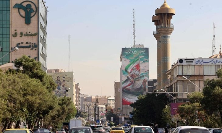أحد شوارع طهران في 26 أكتوبر 2024. حيث يواصل السكان أعمالهم غداة الضربات الإسرائيلية (ا ف ب)