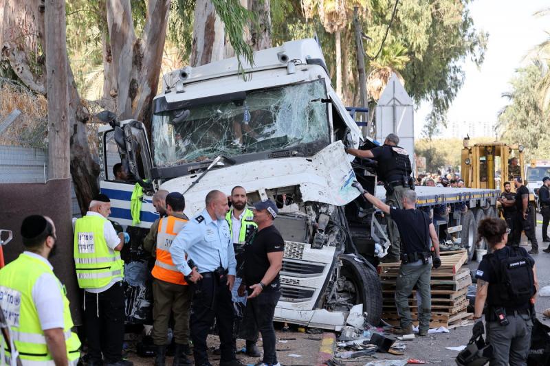 شرطة الاحتلال الإسرائيلية في موقع الهجوم في غليلوت شمال تل أبيب (إيفي)