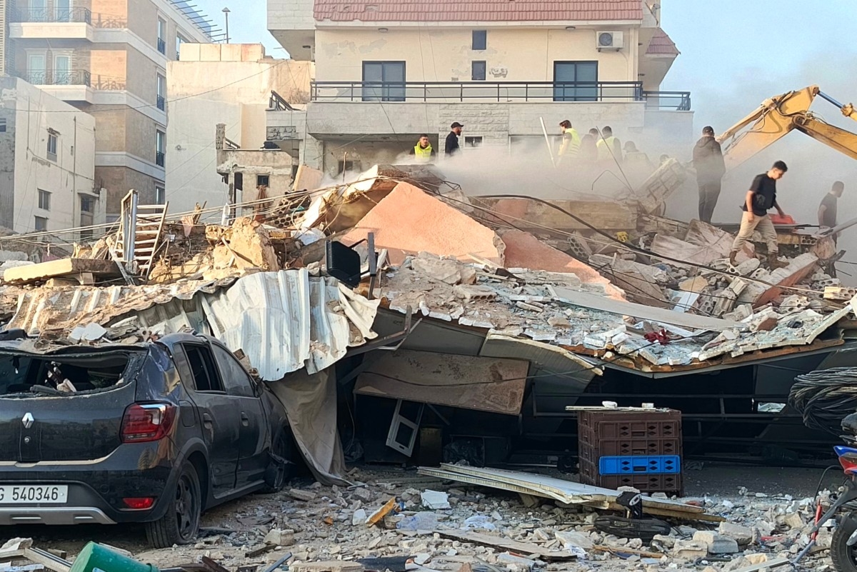 رجال انقاذ يبحثون عن ناجين في موقع غارة اسرائيلية استهدفت مدينة صور (أ ف ب)