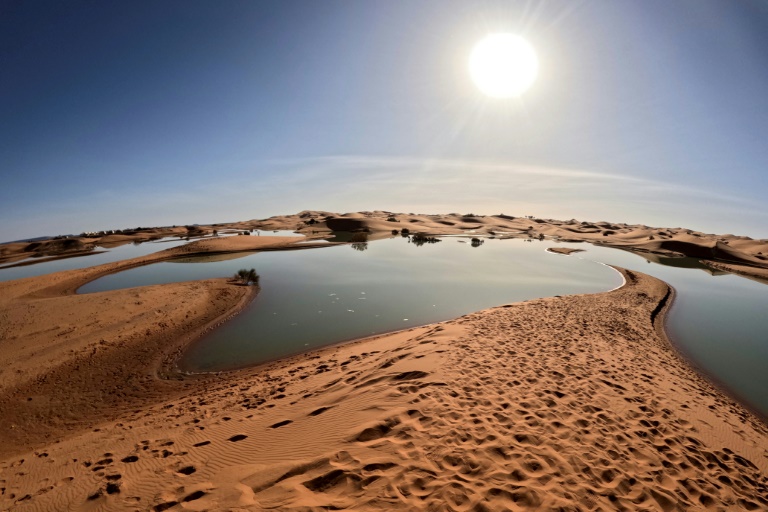 بحيرة عرق الزنايكي الموسمية في قرية مرزوكة في الصحراء الكبرى في جنوب شرق المغرب في 20 تشرين الأول/أكتوبر 2024 (أ ف ب)
