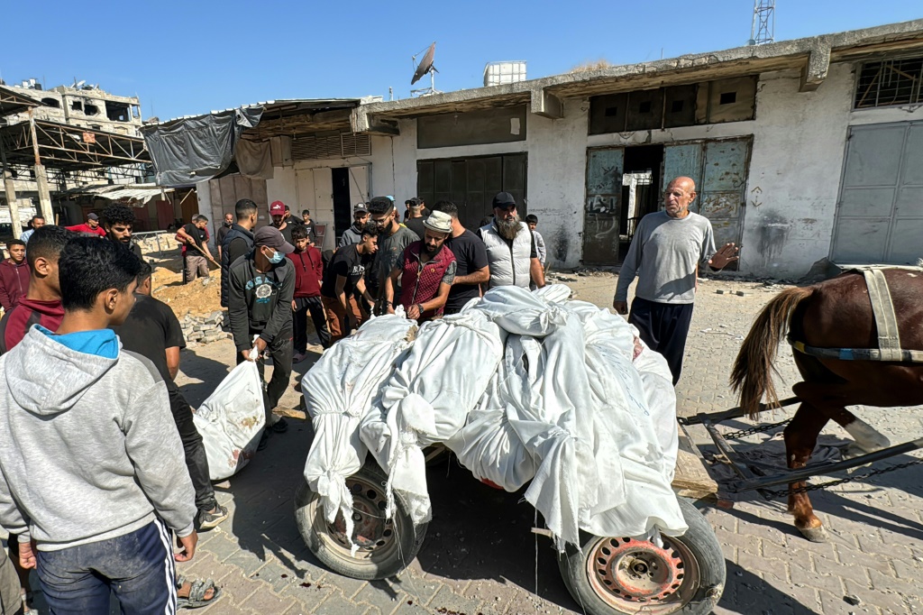 فلسطينيون ينقلون جثثا قبل تشييعها في بيت لاهيا في شمال قطاع غزة في 29 تشرين الأول/اكتوبر 2024 وقال الدفاع المدني إن غارة إسرائيلية على مبنا سكني تسببت بمقتل 93 شخصا على الأقل (ا ف ب)