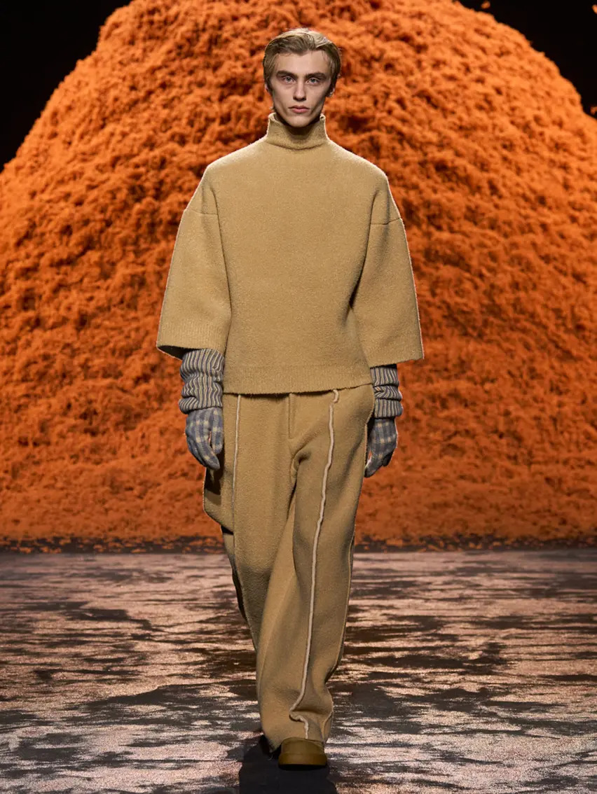 تصميم مميز ومختلف لبلوفر أنيق لشتاء 2025 - المصدر: Zegna