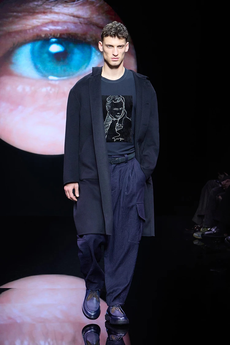 تنسيق أنيق للـSweatshirt مع المعطف الكلاسيكي - المصدر: Giorgio Armani