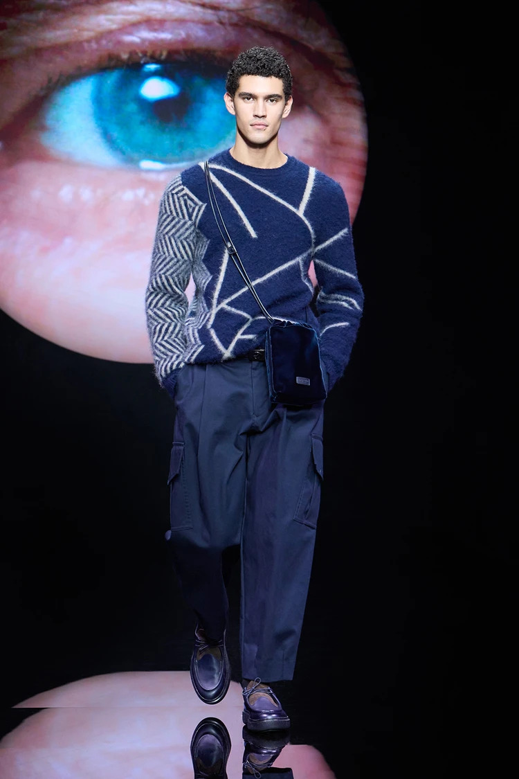ألوان السترة الصوفية هي العامل الأساسي لـOld Money Style - المصدر: Giorgio Armani