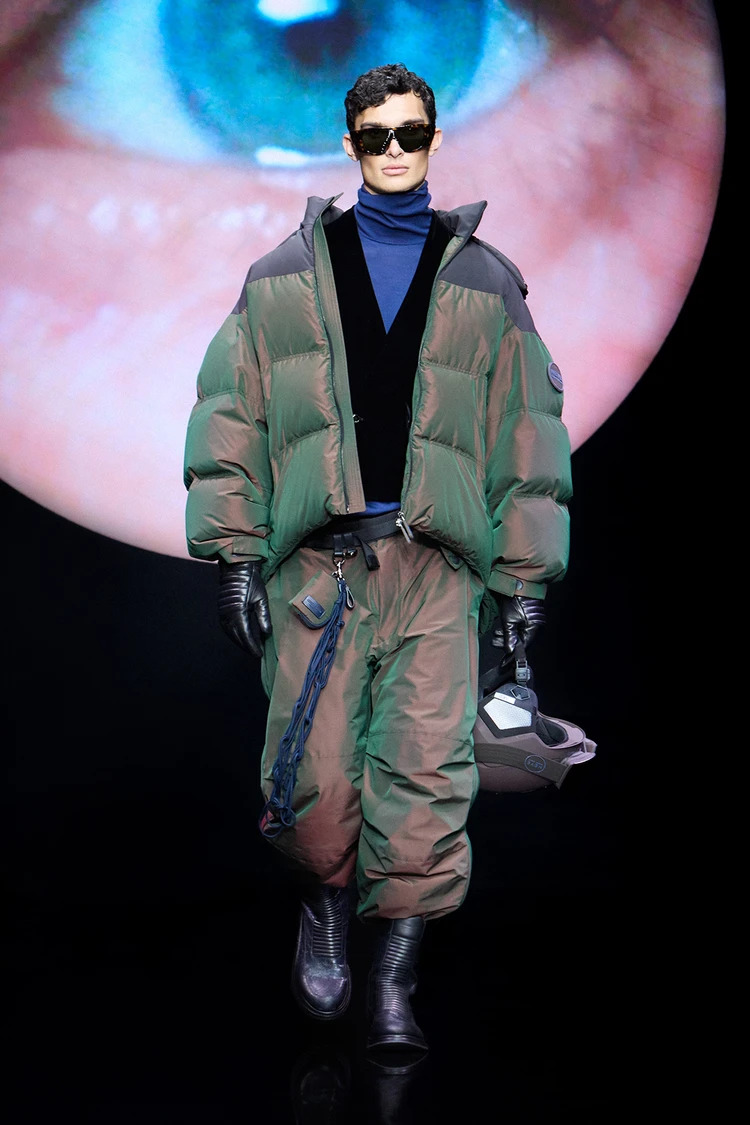يمكن للـ Bomber Jacket التنسيق بطريقة Old Money Style - المصدر: Giorgio Armani