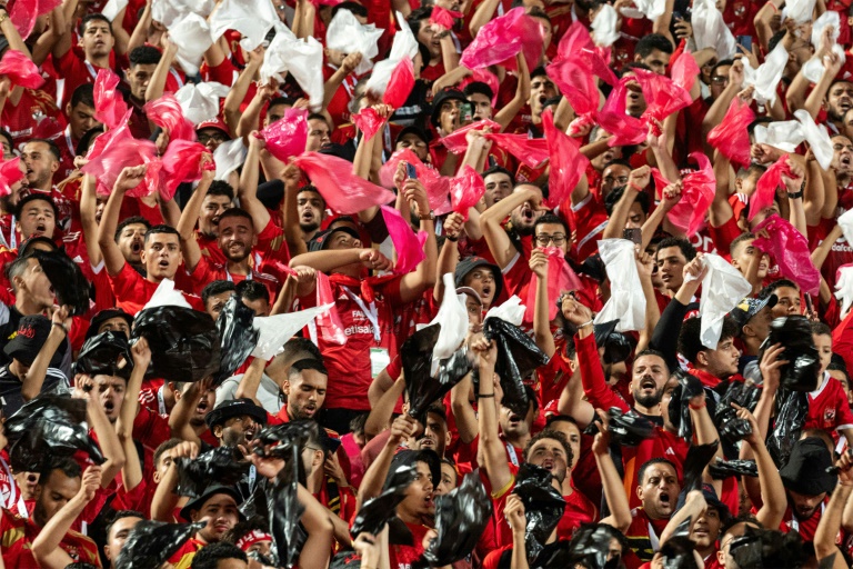 جمهور الأهلي المصري خلال المباراة ضد العين الإماراتي في كأس القارات لأندية كرة القدم. القاهرة في 29 تشرين الأول/أكتوبر 2024 (ا ف ب)