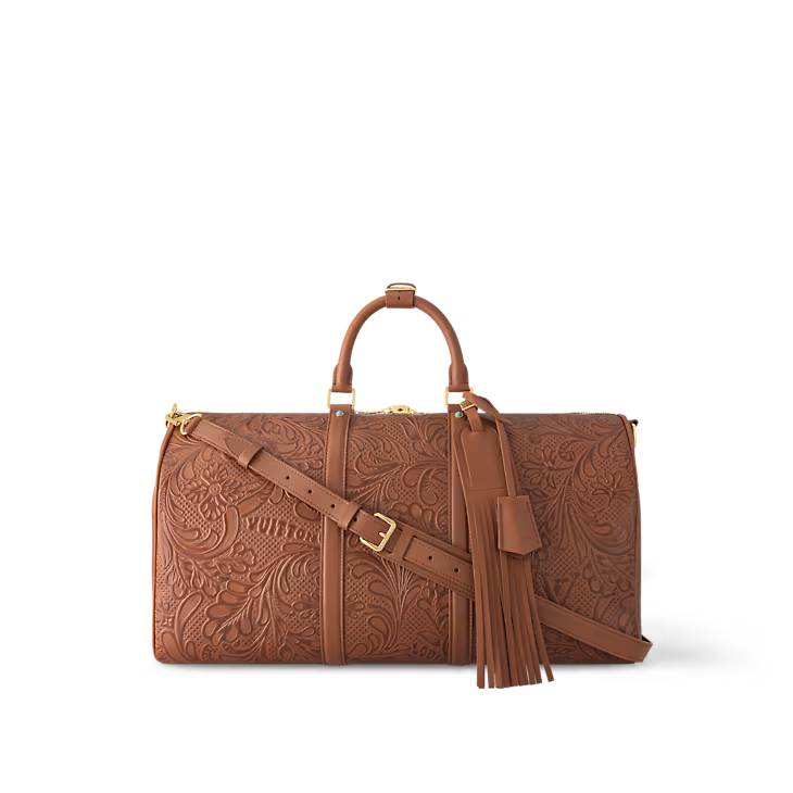 حقيبة Keepall Bandoulière 50 بنقوشها الأنيقة ولونها الحيادي - المصدر: Louis Vuitton