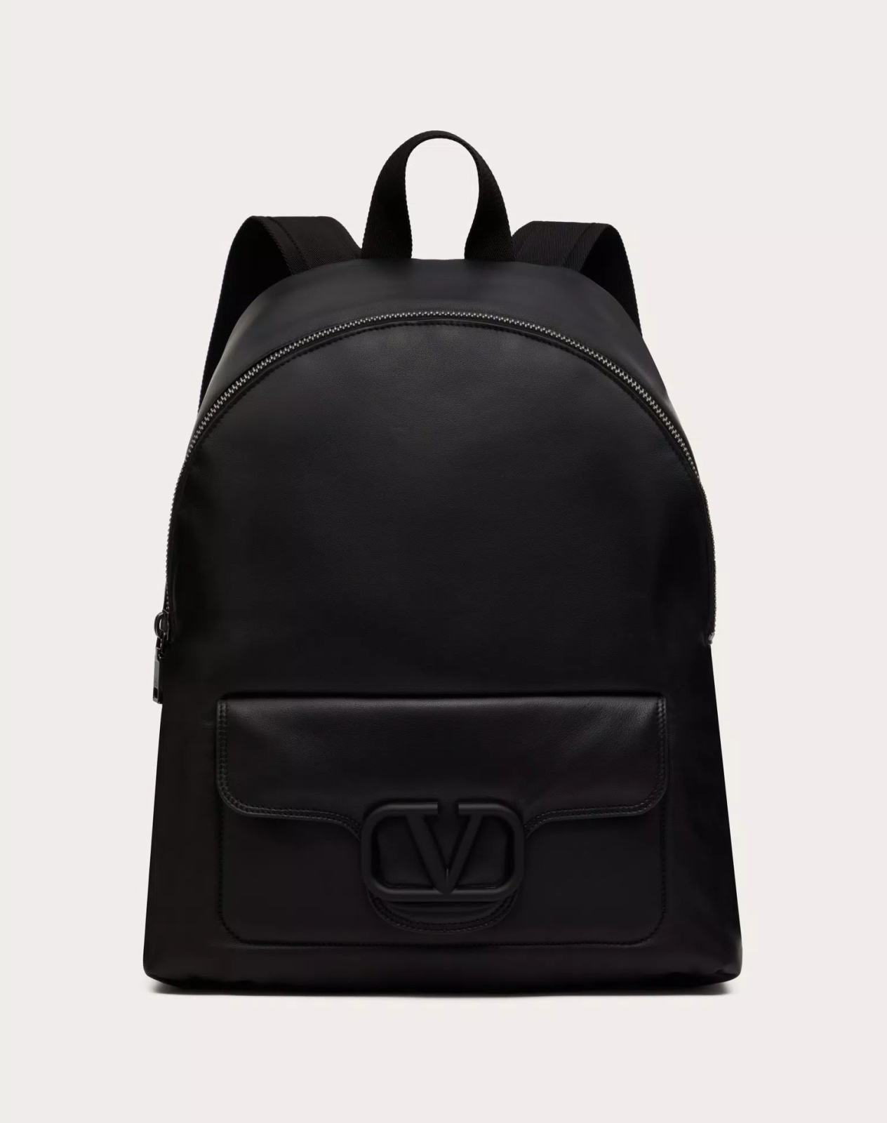 حقيبة Noir Nappa Leather Backpack للظهر وتصلح للنزهات - المصدر: Valentino