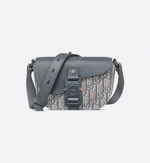 حقيبة Mini Saddle Messenger Bag with Flap صغيرة الحجم مصنوعة من خامتين - المصدر: christiandior
