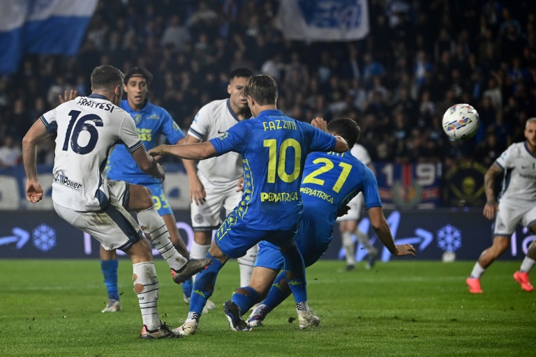 لاعب وسط إنتر الإيطالي دافيد فراتيزي (إلى اليسار) يفتتح التسجيل في مرمى فريقه السابق إمبولي على ملعب كارلو كاستيلاني في 30 تشرين الأول/أكتوبر 2024 (أ ف ب)