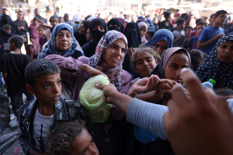 فلسطينيون يصطفون للحصول على الخبز خارج مخبز في خان يونس، جنوب قطاع غزة، 29 تشرين الأول/أكتوبر، 2024 (أ ف ب)