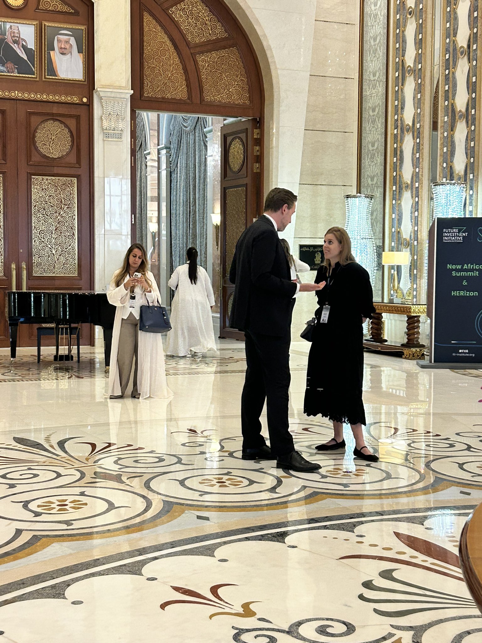 الأميرة بياتريس تحضر مؤتمر مبادرة مستقبل الاستثمار في السعودية (منصة إكس)