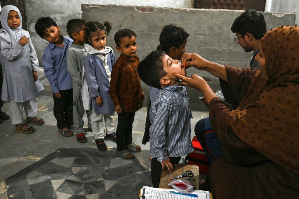     حملة تطعيم ضد شلل الأطفال في لاهور بتاريخ 28 تشرين الأول/اكتوبر 2024 (أ ف ب)   