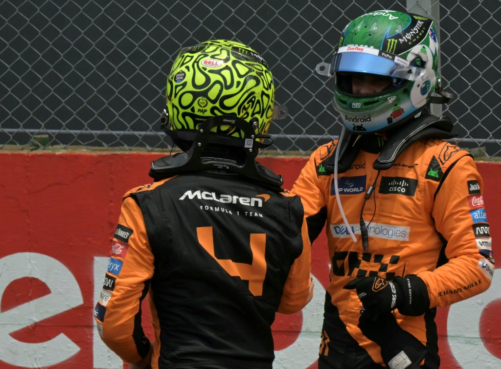 حقق لاندو نوريس سائق مكلارين (يمين) تقدما أكبر على متصدر بطولة العالم للفورمولا 1 ماكس فيرستابن بعد فوزه بسباق السرعة في جائزة ساو باولو الكبرى (أ ف ب)   