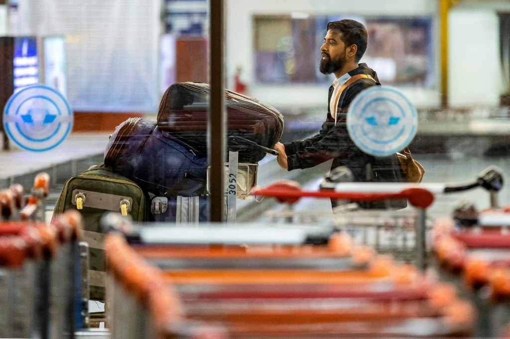 مواطن بنغلادشي في المطار لدى عودته من لبنان في دكا بتاريخ 21 تشرين الأول/أكتوبر 2024 (أ ف ب)   