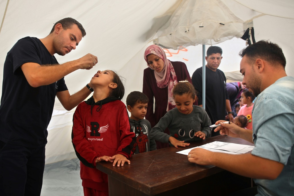 من حملة التلقيح ضد شلل الاطفال في قطاع غزة والتي استؤنفت في الثاني من تشرين الثاني/نوفمبر 2024 (أ ف ب)   