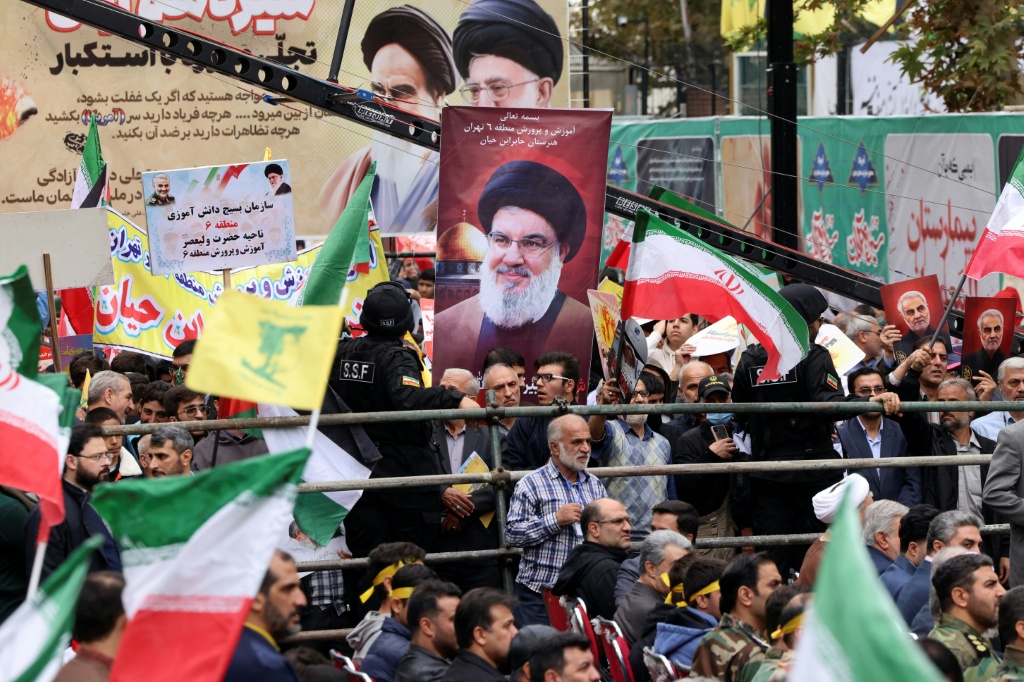 متظاهرون في طهران يرفعون صورة للامين العام الراحل لحزب الله حسن نصرالله خلال احيائهم ذكرى اقتحام السفارة الاميركية في العاصمة الايرانية في 1979 (ا ف ب)   