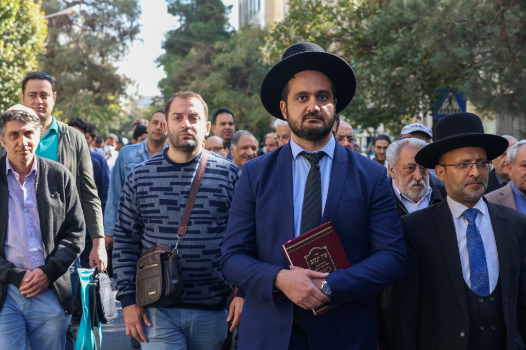    يهود إيرانيون أثناء تجمع مناهض لإسرائيل في طهران ومؤيد للفلسطينيين في غزة بتاريخ 30 تشرين الأول/أكتوبر 2023 (أ ف ب)   