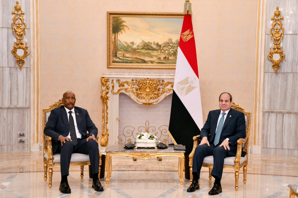صورة وزعتها الرئاسة المصرية تظهر لقاء بين الرئيس عبد الفتاح السيسي (يمين) ورئيس مجلس السيادة الانتقالي في السودان عبد الفتاح البرهان في القاهرة في 4 تشرين الثاني/نوفمبر 2024 (أ ف ب)   