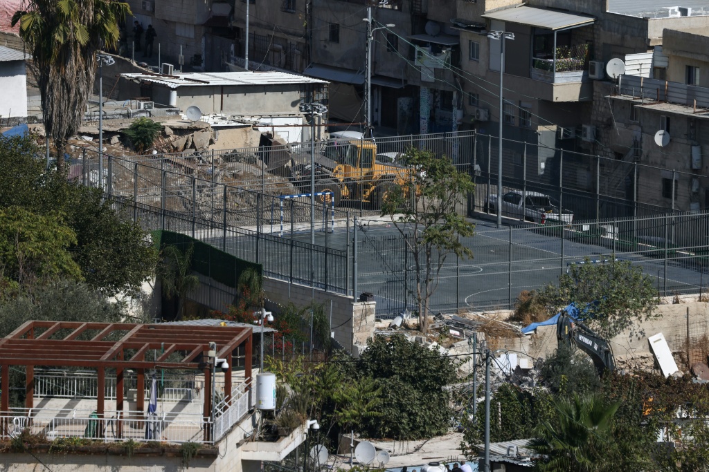 جرافة إسرائيل تهدم منزل لعائلة الرويضي الفلسطينية في حي البستان في بلدة سلوان في القدس الشرقية المحتلة في الخامس من تشرين الثاني/نوفمبر 2024 (أ ف ب)   