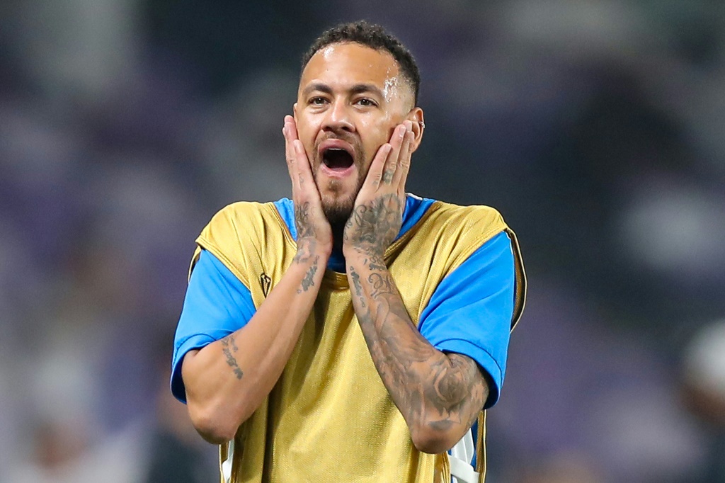 سيغيب المهاجم البرازيلي نيمار عن التدريبات لمدة أسبوعين على الأقل (أ ف ب)   